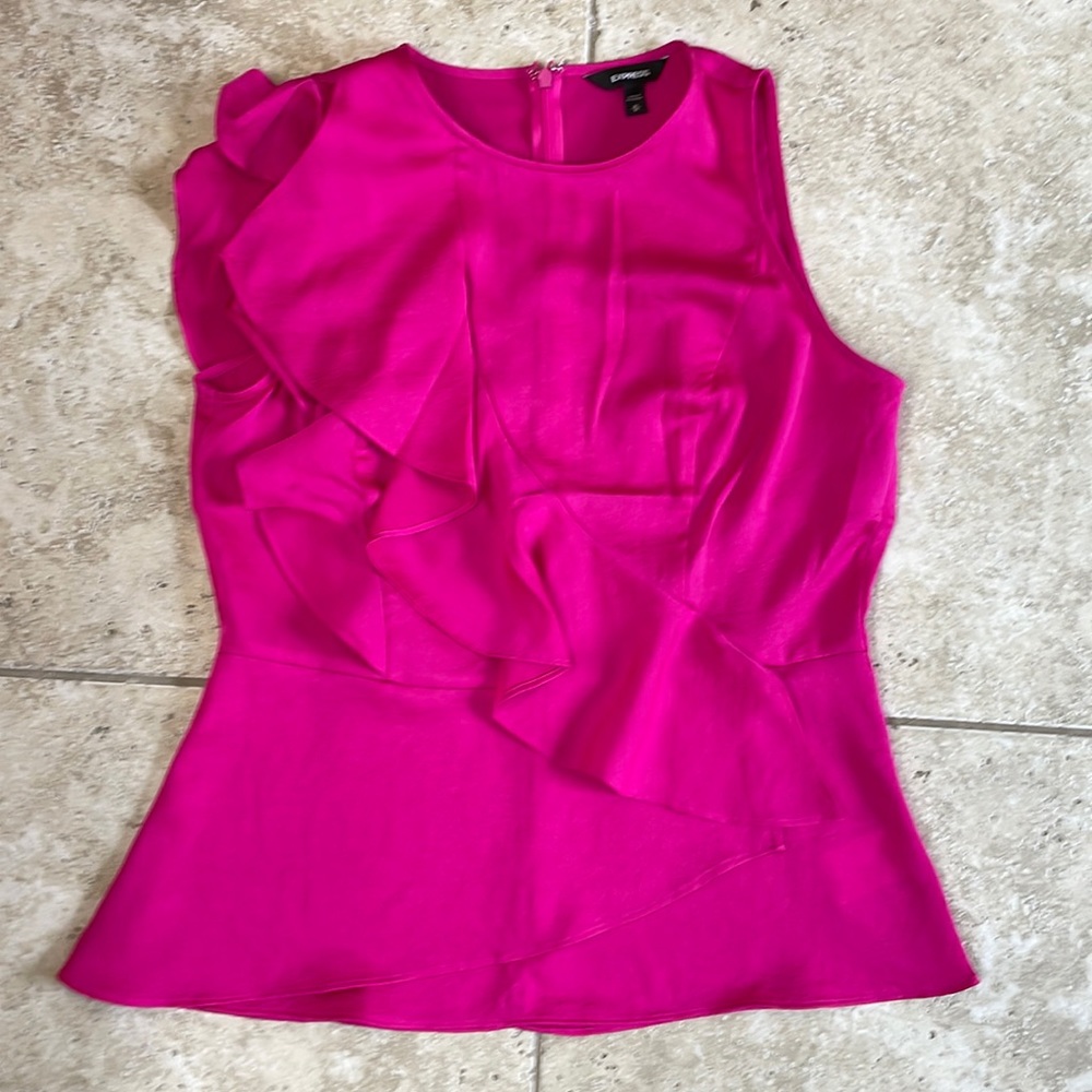 Gorgeous flattering blouse.